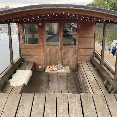 Bateau Traditionnel De Loire Face Au Château D'angers Bateau-hôtel *