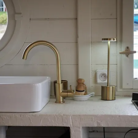 Bateau Traditionnel De Loire Face Au Chateau D'angers