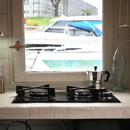 Bateau Traditionnel De Loire Face Au Château D'angers Bateau-hôtel *