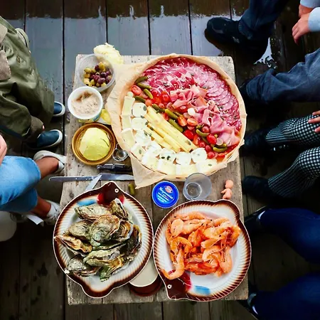 Bateau Traditionnel De Loire Face Au Château D'angers Angers