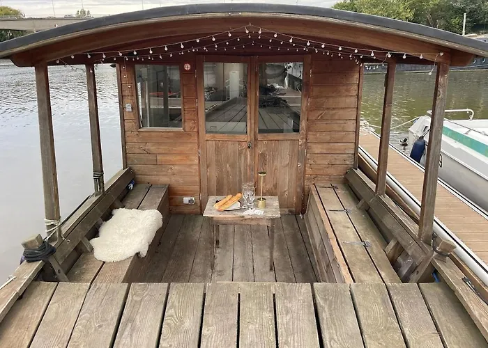 Bateau Traditionnel De Loire Face Au Chateau D'angers Hotel na wodzie *