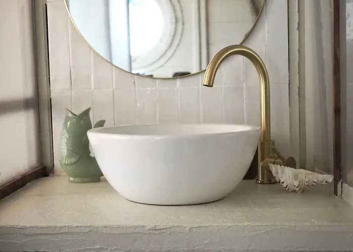 Bateau Traditionnel De Loire Face Au Chateau D'angers *