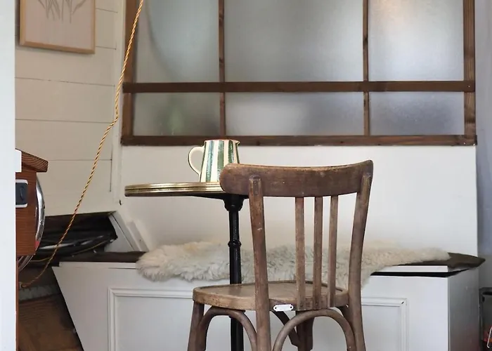 Bateau Traditionnel De Loire Face Au Chateau D'angers