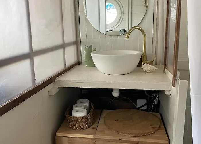 Bateau Traditionnel De Loire Face Au Chateau D'angers