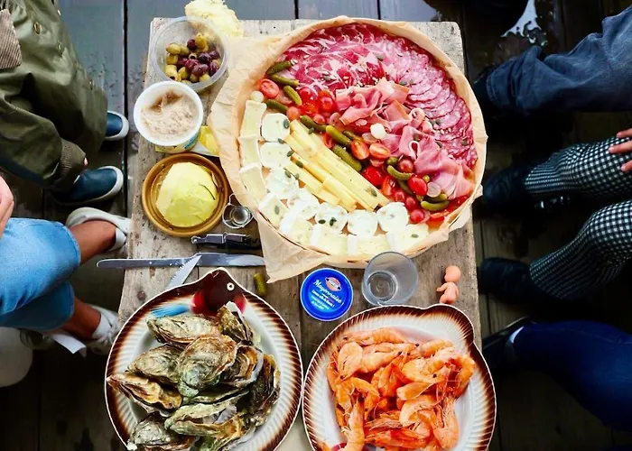 Bateau Traditionnel De Loire Face Au Chateau D'angers Angers